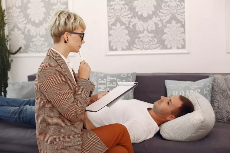 Apprendre à se détendre moralement avec une praticienne en hypnose Ericksonienne, Bastia, Clora Hypnose